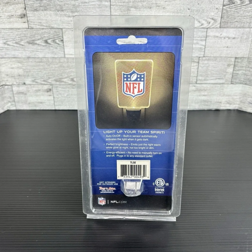SEATTLE SEAHAWKS TEAM FROSTED‎ NIGHT LIGHT PLUG-IN LED W/LIGHT SENSOR NEW